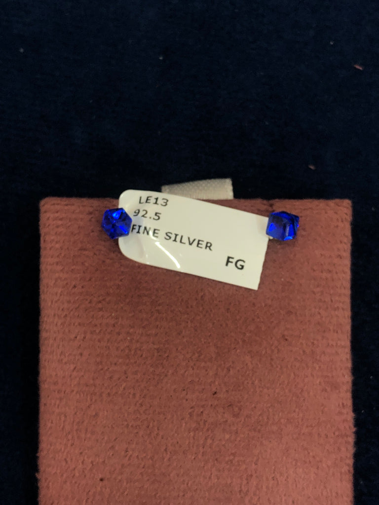 SAME EARRINGS BOX 40